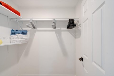 House in Miami, Florida 4 bedrooms, 192.77 sq.m. № 1930507 - photo 12