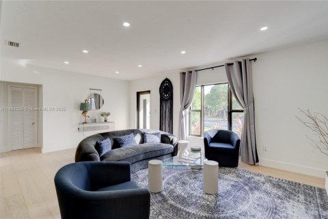 House in Miami, Florida 4 bedrooms, 192.77 sq.m. № 1930507 - photo 2