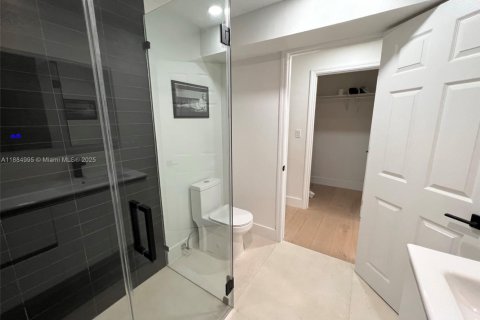 House in Miami, Florida 4 bedrooms, 192.77 sq.m. № 1930507 - photo 24