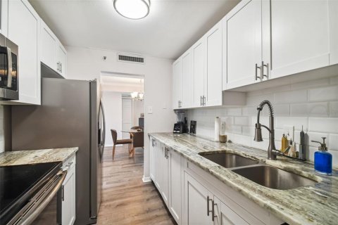 Condominio en alquiler en Tampa, Florida, 2 dormitorios, 95.88 m2 № 1818013 - foto 8