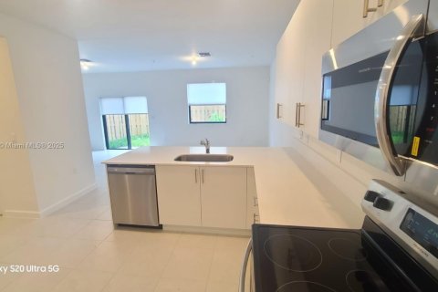 Townhouse in Pembroke Pines, Florida 4 bedrooms, 169.83 sq.m. № 1863981 - photo 5