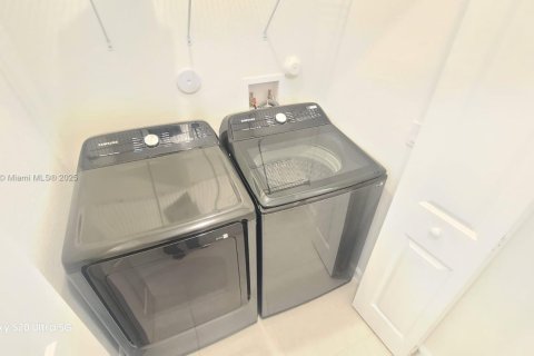 Townhouse in Pembroke Pines, Florida 4 bedrooms, 169.83 sq.m. № 1863981 - photo 9