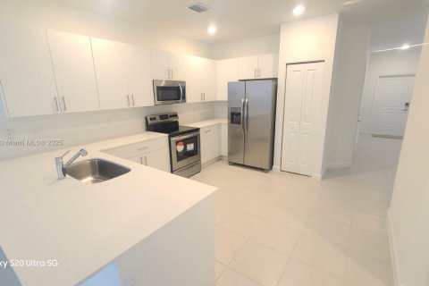 Townhouse in Pembroke Pines, Florida 4 bedrooms, 169.83 sq.m. № 1863981 - photo 4