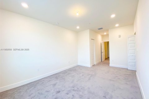 Купить таунхаус в Дорал, Флорида 3 спальни, 122.17м2, № 2007749 - фото 10