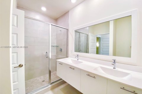 Купить таунхаус в Дорал, Флорида 3 спальни, 122.17м2, № 2007749 - фото 24