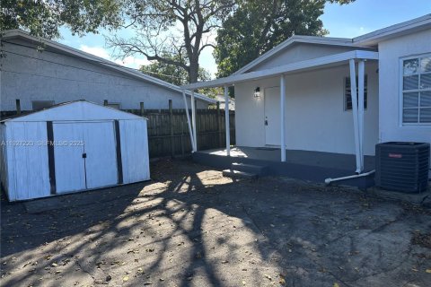Villa ou maison à louer à Miami, Floride: 2 chambres, 167.97 m2 № 1986208 - photo 2