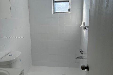 Villa ou maison à louer à Miami, Floride: 2 chambres, 167.97 m2 № 1986208 - photo 13