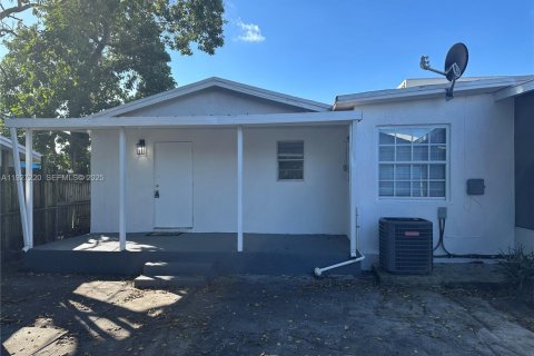 Villa ou maison à louer à Miami, Floride: 2 chambres, 167.97 m2 № 1986208 - photo 1