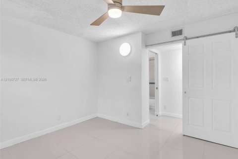 Condo in Fort Lauderdale, Florida, 3 bedrooms  № 2401568 - photo 23