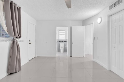 Condo in Fort Lauderdale, Florida, 3 bedrooms  № 2401568 - photo 17