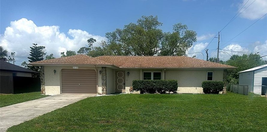 House in Port Charlotte, Florida 2 bedrooms, 115.94 sq.m. № 1759657