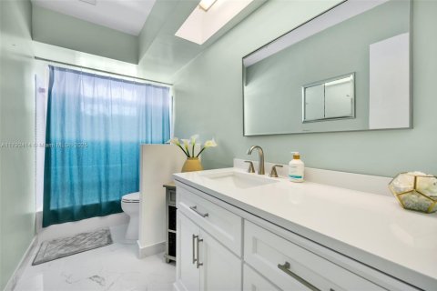 House in Hollywood, Florida 4 bedrooms, 214.05 sq.m. № 1740059 - photo 20