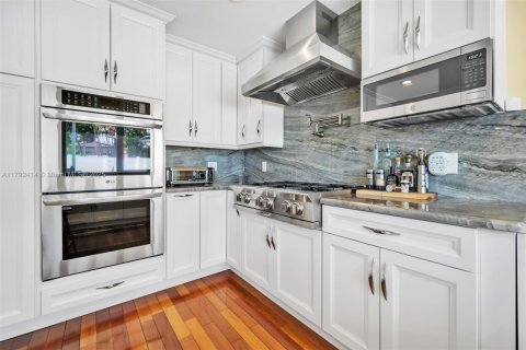 House in Hollywood, Florida 4 bedrooms, 214.05 sq.m. № 1740059 - photo 4