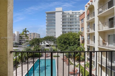 Copropriété à vendre à Pompano Beach, Floride: 2 chambres, 102.01 m2 № 2429863 - photo 3