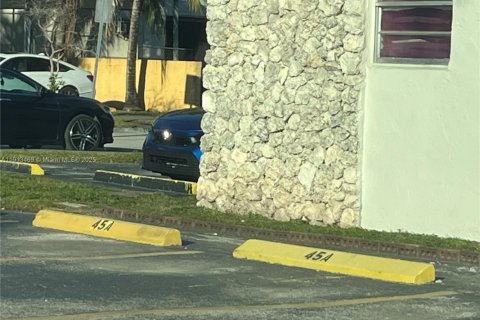 Condominio en venta en Hialeah, Florida, 2 dormitorios, 84.54 m2 № 1971856 - foto 1