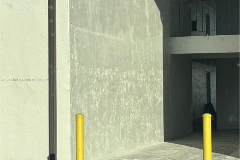 Condominio en venta en Hialeah, Florida, 2 dormitorios, 84.54 m2 № 1971856 - foto 2