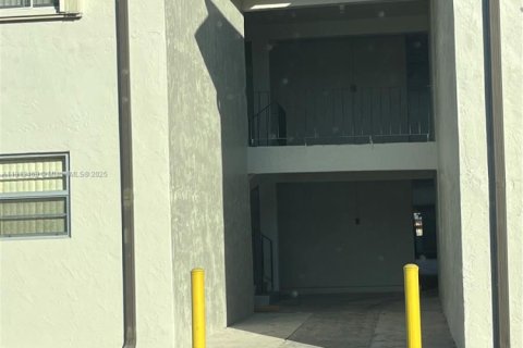 Condominio en venta en Hialeah, Florida, 2 dormitorios, 84.54 m2 № 1971856 - foto 3