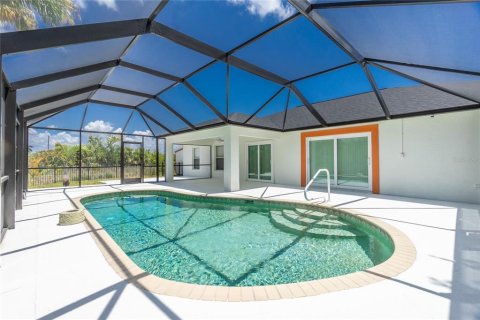 House in Port Charlotte, Florida 3 bedrooms, 187.66 sq.m. № 1386354 - photo 2