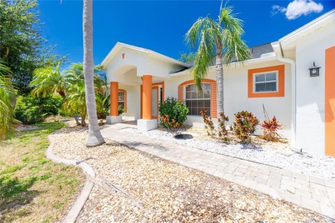 House in Port Charlotte, Florida 3 bedrooms, 187.66 sq.m. № 1386354 - photo 3