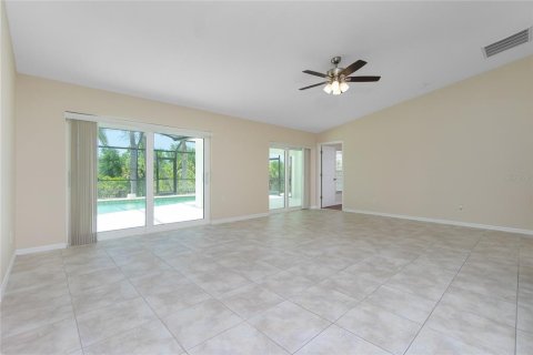 House in Port Charlotte, Florida 3 bedrooms, 187.66 sq.m. № 1386354 - photo 18