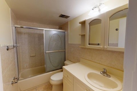 Condominio en alquiler en North Miami, Florida, 2 dormitorios, 79.52 m2 № 2055520 - foto 18
