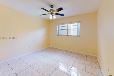 Condominio en alquiler en North Miami, Florida, 2 dormitorios, 79.52 m2 № 2055520 - foto 22