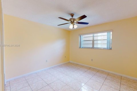 Condominio en alquiler en North Miami, Florida, 2 dormitorios, 79.52 m2 № 2055520 - foto 16