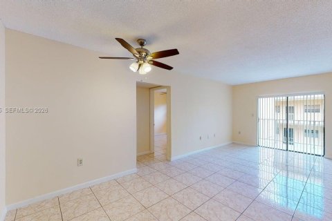 Condominio en alquiler en North Miami, Florida, 2 dormitorios, 79.52 m2 № 2055520 - foto 2