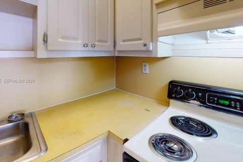 Condominio en alquiler en North Miami, Florida, 2 dormitorios, 79.52 m2 № 2055520 - foto 11