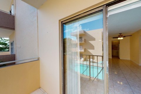 Condominio en alquiler en North Miami, Florida, 2 dormitorios, 79.52 m2 № 2055520 - foto 6