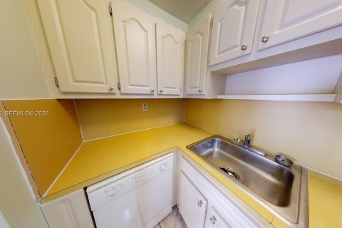 Condominio en alquiler en North Miami, Florida, 2 dormitorios, 79.52 m2 № 2055520 - foto 12