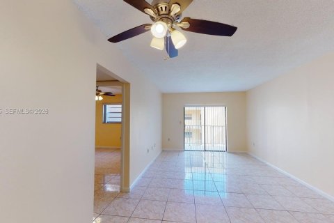 Condominio en North Miami, Florida, 2 dormitorios  № 2055520