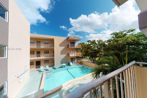 Condominio en alquiler en North Miami, Florida, 2 dormitorios, 79.52 m2 № 2055520 - foto 7
