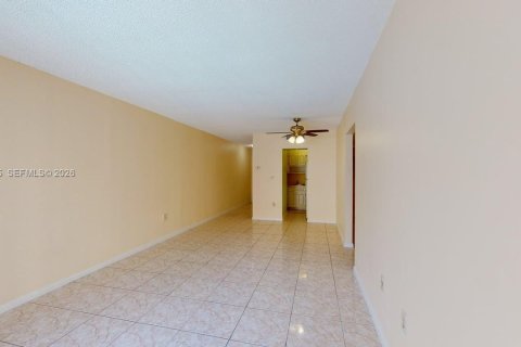 Condominio en alquiler en North Miami, Florida, 2 dormitorios, 79.52 m2 № 2055520 - foto 4