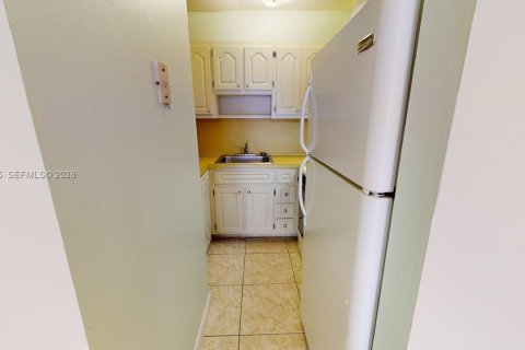 Condominio en alquiler en North Miami, Florida, 2 dormitorios, 79.52 m2 № 2055520 - foto 13