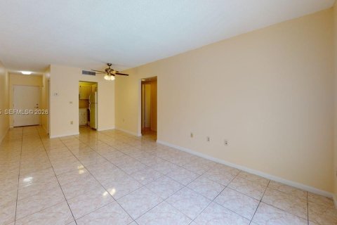 Condominio en alquiler en North Miami, Florida, 2 dormitorios, 79.52 m2 № 2055520 - foto 3