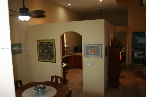 House in Doral, Florida 3 bedrooms, 194.44 sq.m. № 1817106 - photo 9