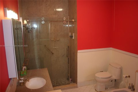 House in Doral, Florida 3 bedrooms, 194.44 sq.m. № 1817106 - photo 13