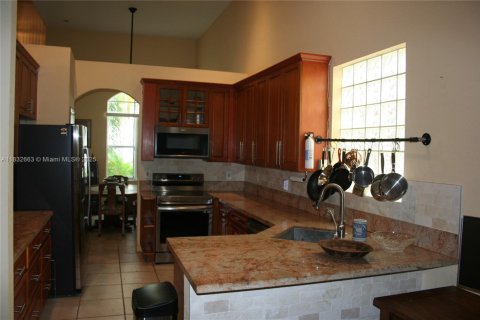House in Doral, Florida 3 bedrooms, 194.44 sq.m. № 1817106 - photo 7