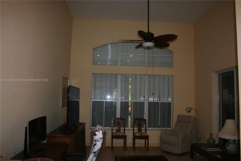 House in Doral, Florida 3 bedrooms, 194.44 sq.m. № 1817106 - photo 8