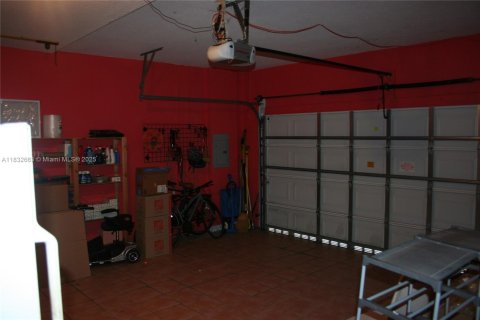 House in Doral, Florida 3 bedrooms, 194.44 sq.m. № 1817106 - photo 15