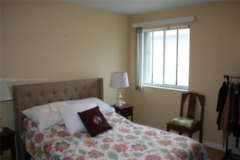 House in Doral, Florida 3 bedrooms, 194.44 sq.m. № 1817106 - photo 19