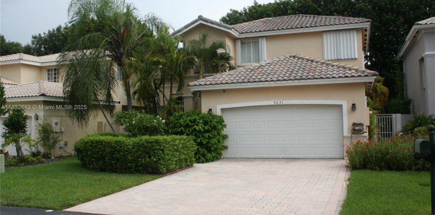 House in Doral, Florida 3 bedrooms, 194.44 sq.m. № 1817106
