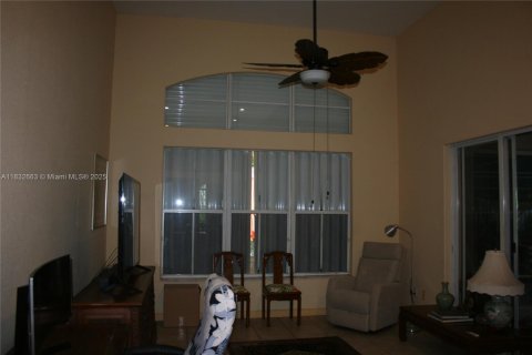 House in Doral, Florida 3 bedrooms, 194.44 sq.m. № 1817106 - photo 10