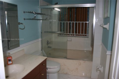 House in Doral, Florida 3 bedrooms, 194.44 sq.m. № 1817106 - photo 20