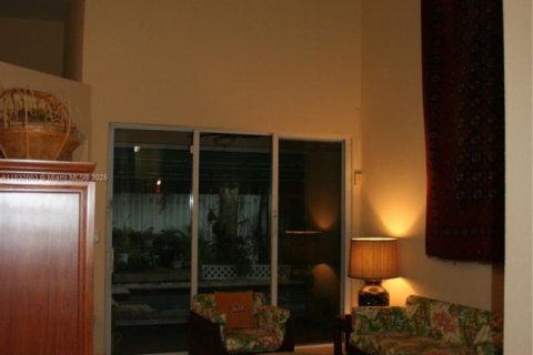 House in Doral, Florida 3 bedrooms, 194.44 sq.m. № 1817106 - photo 14