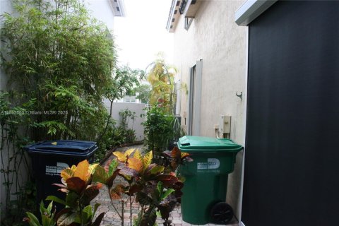 House in Doral, Florida 3 bedrooms, 194.44 sq.m. № 1817106 - photo 25