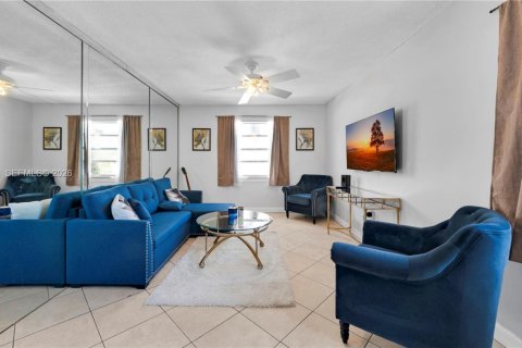 Condominio en Hallandale Beach, Florida, 1 dormitorio  № 2044724