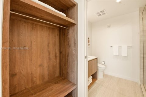 Condo in Miami, Florida, 1 bedroom  № 2043164 - photo 7