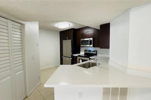 Condominio en alquiler en Coral Springs, Florida, 2 dormitorios, 91.42 m2 № 2057482 - foto 8